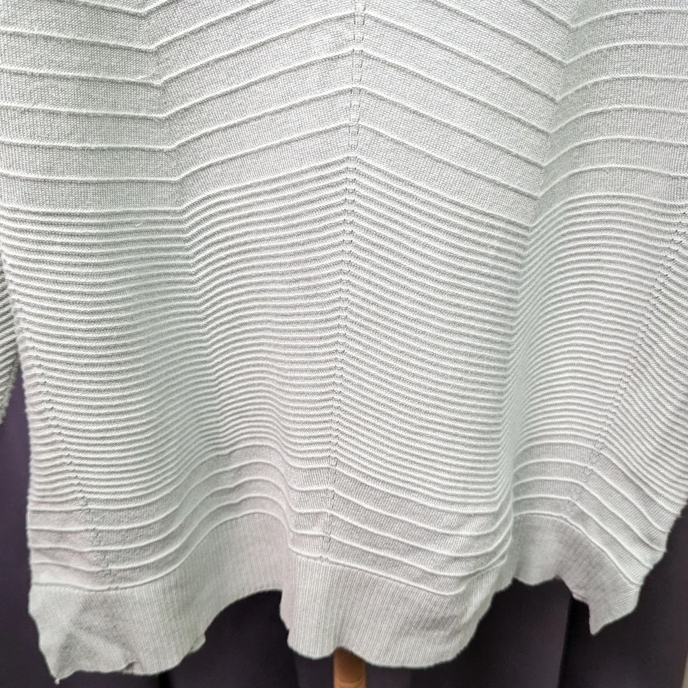 Tahari V Neck Ribbed Sweater Sz M